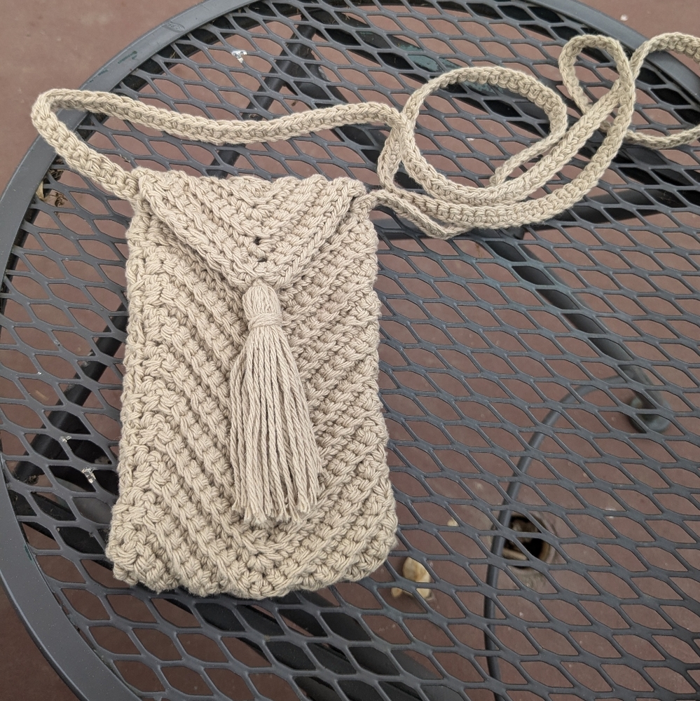 Crochet cell phone carriage bag